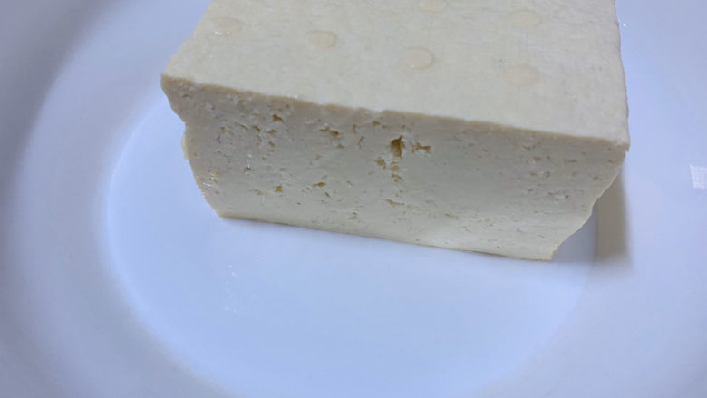 鳕鱼炖豆腐,豆腐一盒,切半块;