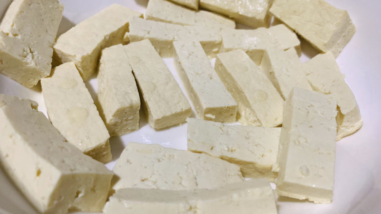鳕鱼炖豆腐,切小长方块,铺完底;