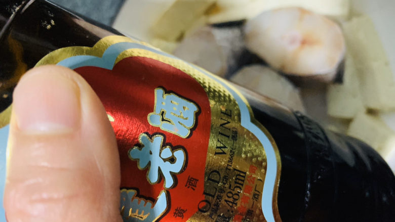 鳕鱼炖豆腐,加<a style='color:red;display:inline-block;' href='/shicai/ 718'>料酒</a>;