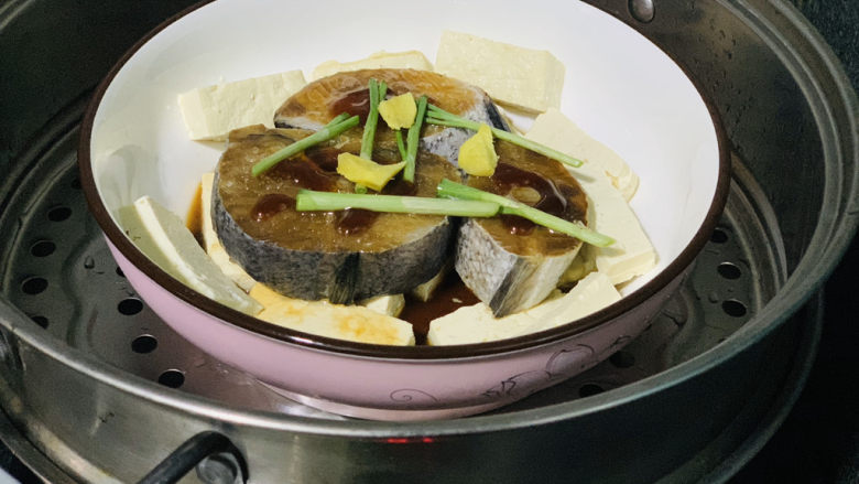 鳕鱼炖豆腐,放上蒸锅,隔水炖;