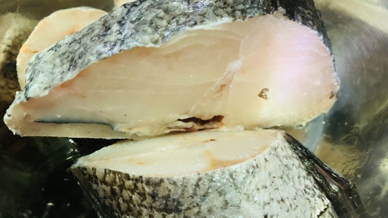 鳕鱼炖豆腐,取出要用的鳕鱼,解冻;