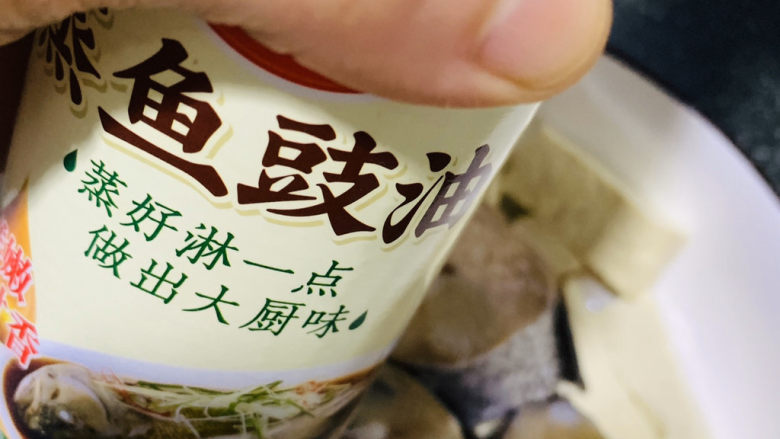 鳕鱼炖豆腐,加<a style='color:red;display:inline-block;' href='/shicai/ 864'>蒸鱼豉油</a>;
