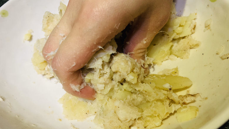 鳕鱼饼,用手抓压;