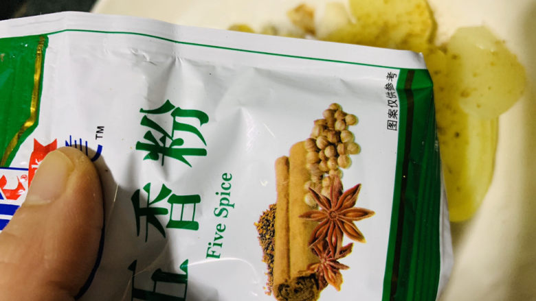 鳕鱼饼,加<a style='color:red;display:inline-block;' href='/shicai/ 744'>五香粉</a>;