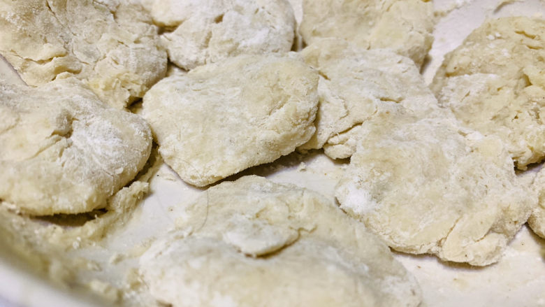 鳕鱼饼,鳕鱼饼已全部裹好面粉待用;
