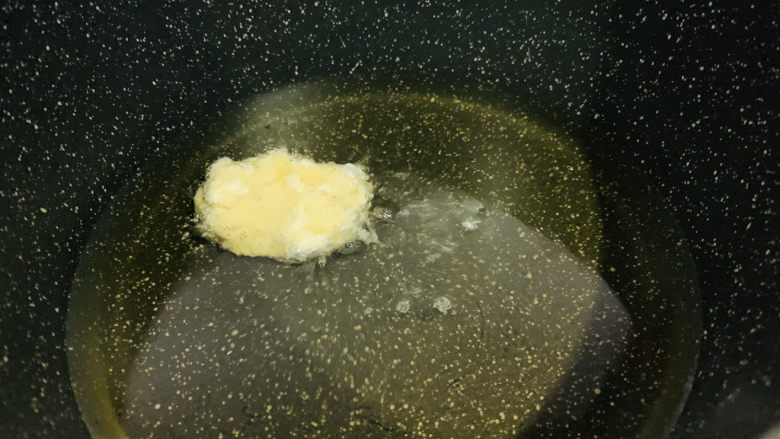鳕鱼饼,油热后,转中火,放入鳕鱼饼;