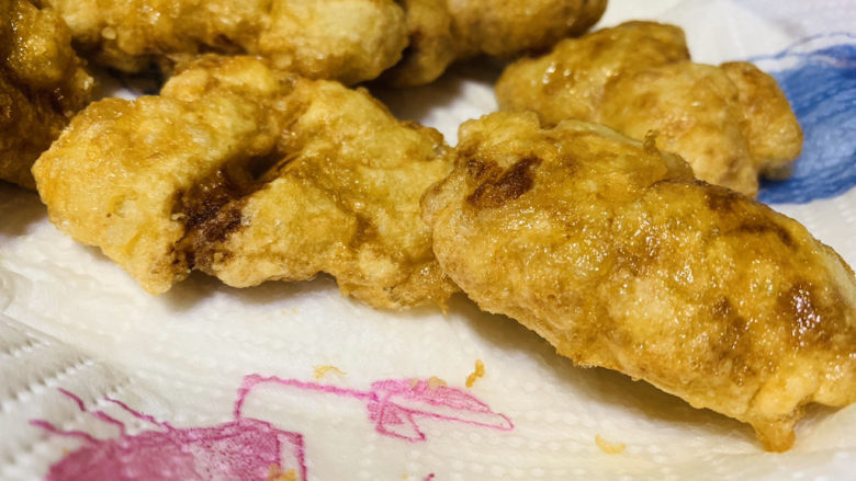 鳕鱼饼,放厨房纸吸油;
