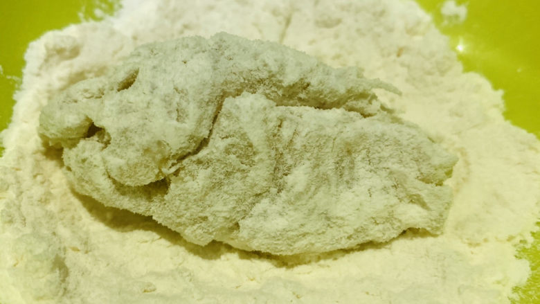 鳕鱼饼,把泥稍微捏成饼状,裹上面粉;