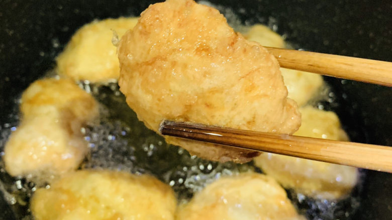 鳕鱼饼,炸两面金黄,就可以夹起来;