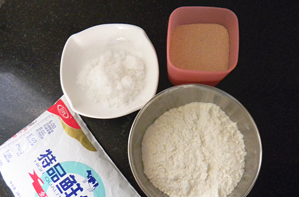 香软菊花卷,准备原料;