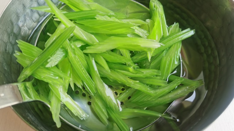 芹菜拌腐竹,捞出后立刻放入冷水中投凉,这样芹菜口感会更加的脆爽。