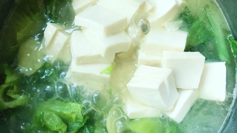 芥菜豆腐汤,放入豆腐