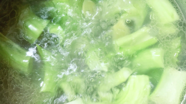 芥菜豆腐汤,放入芥菜梗先煮2分钟