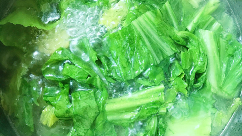 芥菜豆腐汤,芥菜差不多煮熟