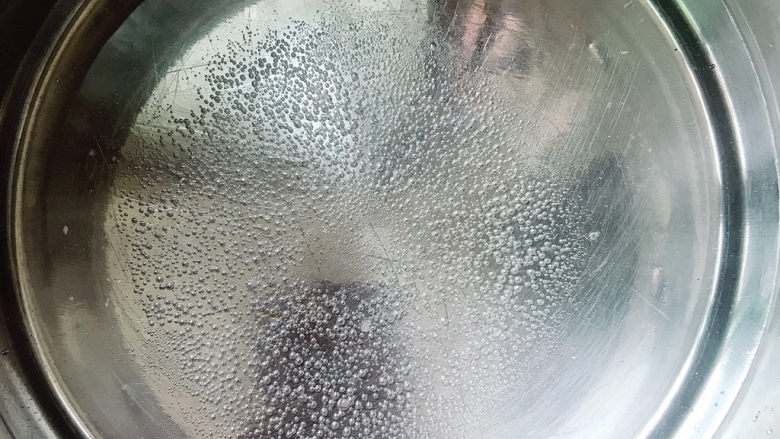 芥菜豆腐汤,锅中加入清水