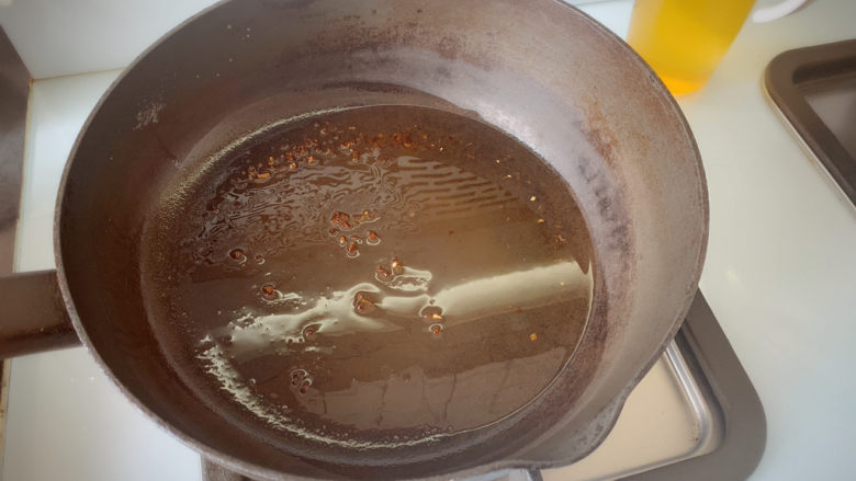 夏日炎炎之凉拌毛豆,热锅烧油,煸花椒(出味后可捞出,也可不捞,根据个人口味)
