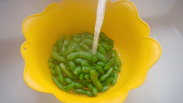 夏日炎炎之凉拌毛豆,煮熟以后,沥干水,毛豆再用冷开水或纯净水冲凉,沥干