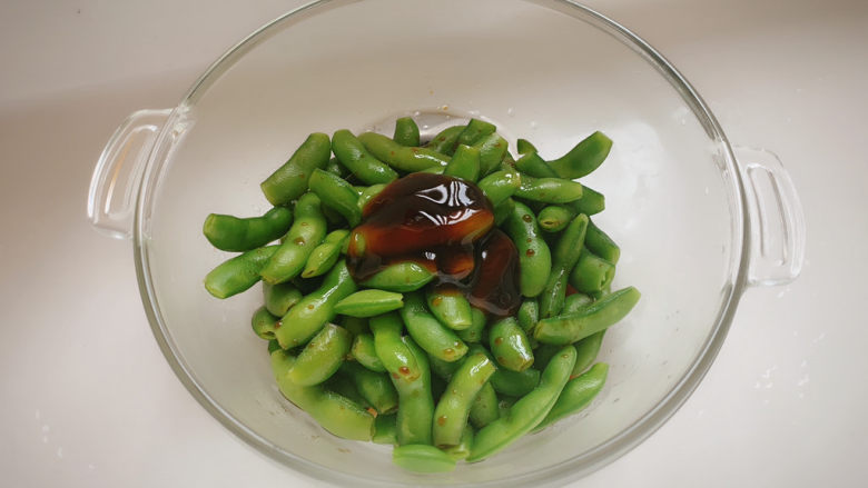 夏日炎炎之凉拌毛豆,将毛豆倒入碗中,开始调料,生抽,老抽,香醋,香油,耗油,盐,白砂糖,辣椒油