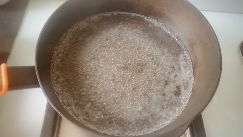 夏日炎炎之凉拌毛豆,锅内烧水,水开后,准备下入毛豆