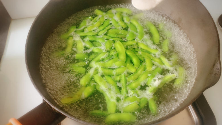 夏日炎炎之凉拌毛豆,水刚没过毛豆,滴几滴油,给一勺盐,毛豆煮六七分钟。(根据个人口感,喜欢吃硬一点的五六分钟,喜欢吃烂点的煮久一点)