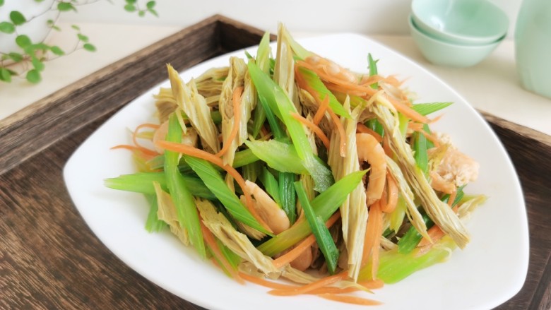 芹菜拌腐竹,喜欢的试试吧!