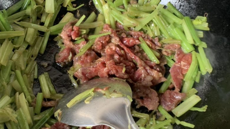 牛肉丝炒芹菜,放牛肉