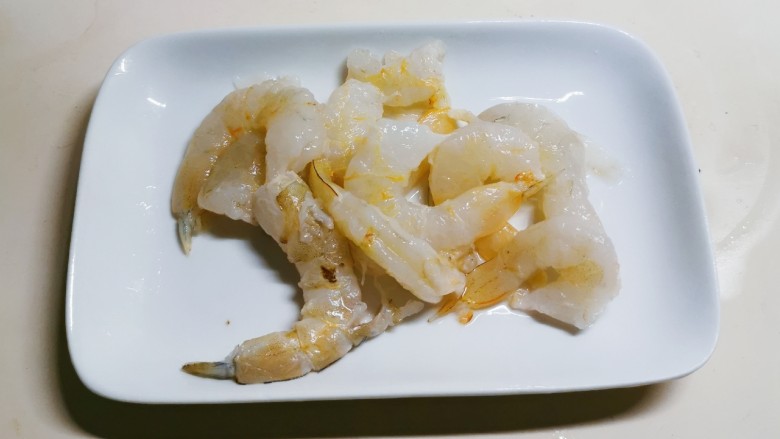 韭黄炒虾仁,鲜虾去皮 挑出虾线