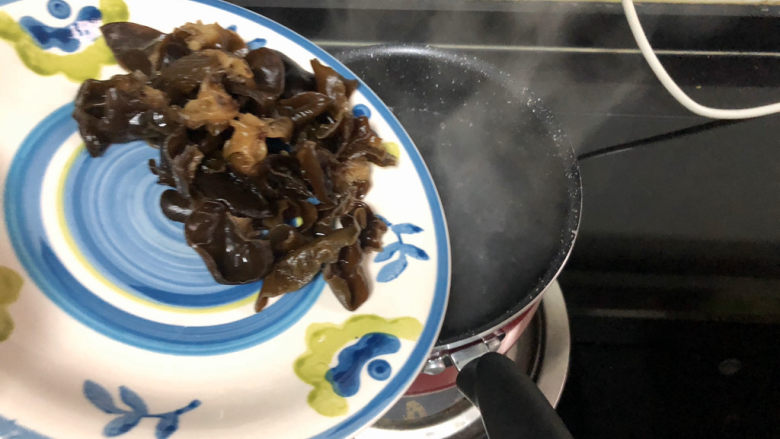 芹菜炒木耳➕ 绽黄摇绿嫩参差,坐锅烧水,水开下木耳煮一分钟捞出过凉水