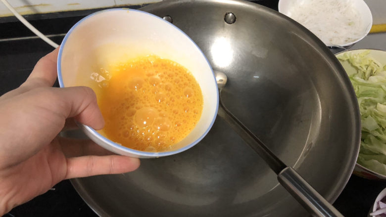 芹菜炒木耳➕ 绽黄摇绿嫩参差,热锅后加适量食用油,转动锅子润锅。油温热,下蛋液
