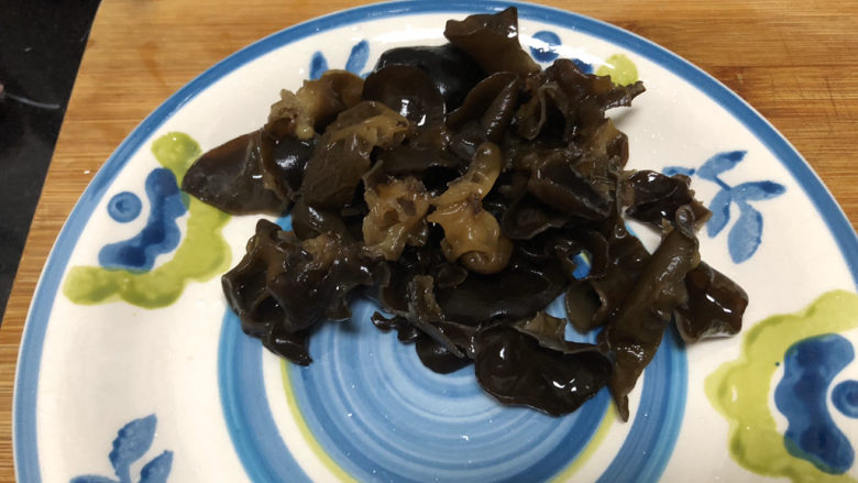 芹菜炒木耳➕ 绽黄摇绿嫩参差,泡发好的木耳揉搓洗净,撕成小朵