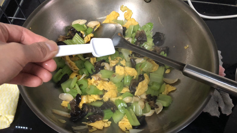 芹菜炒木耳➕ 绽黄摇绿嫩参差,尝一下咸淡,根据个人口味添加适量食盐调味,翻炒均匀即可出锅
