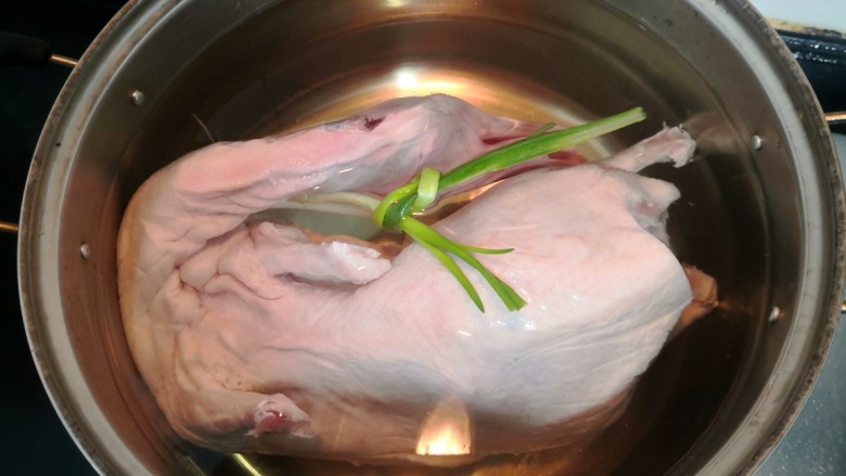 迷迭香蜂蜜烤鸭,把鸭子,放入锅中,大火烧出血水