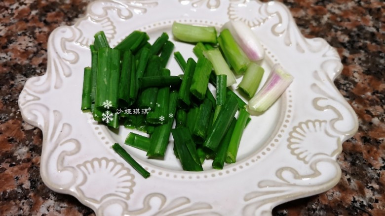 卷心菜炒粉丝,将<a style='color:red;display:inline-block;' href='/shicai/ 157'>小葱</a>切小段,葱头和叶子分开放。