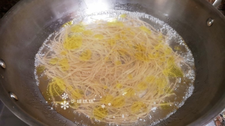 卷心菜炒粉丝,烧一锅水,加入适量食用油,再放入<a style='color:red;display:inline-block;' href='/shicai/ 523'>粉丝</a>煮2-3分钟捞出备用。
