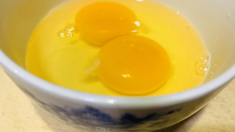 牡蛎炒蛋,打入碗里;