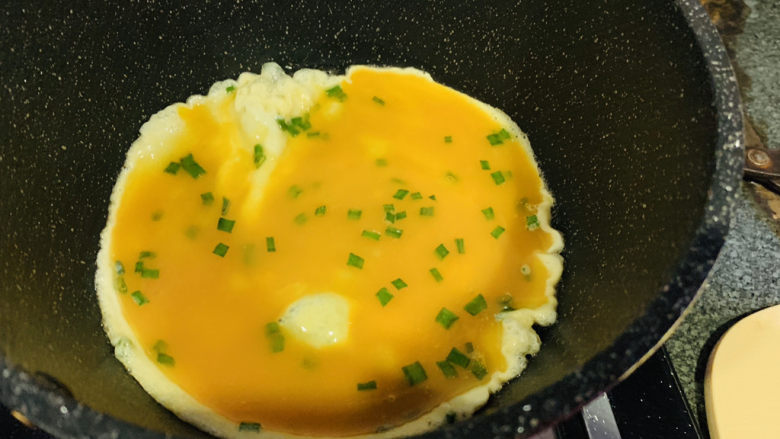 牡蛎炒蛋,锅里加2勺食用油,加入调好味道的蛋液;
