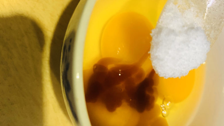 牡蛎炒蛋,加少许盐;
