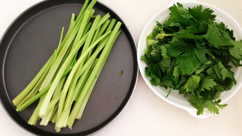 牛肉丝炒芹菜,把芹菜叶子摘掉,这道菜只用芹菜茎