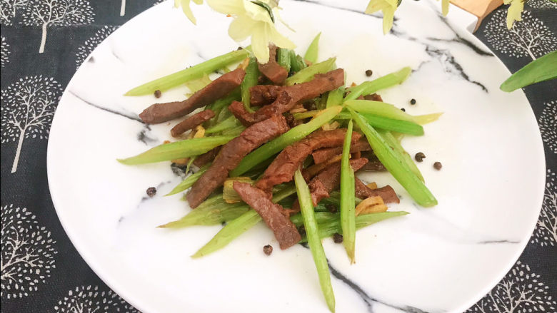 牛肉丝炒芹菜,牛肉丝炒芹菜芹菜脆爽,牛肉嫩滑,非常美味~