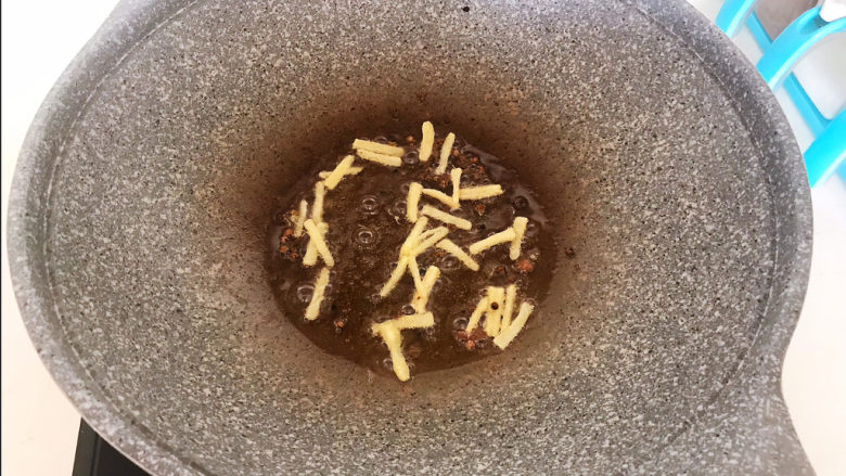 牛肉丝炒芹菜,利用锅里的余油煸炒姜丝,炒出香味