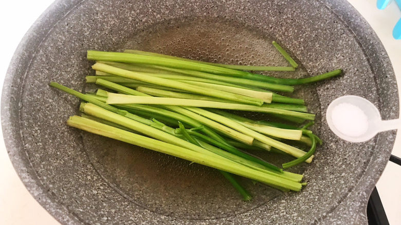 牛肉丝炒芹菜,开水里面加入1克精盐和芹菜，芹菜焯水1分钟