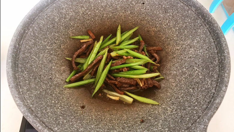 牛肉丝炒芹菜,翻炒均匀即可,牛肉丝炒芹菜做好了~