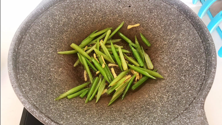 牛肉丝炒芹菜,加入芹菜,翻炒均匀