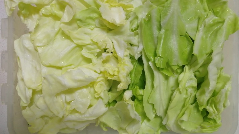 卷心菜炒粉丝,摘去菜梗,把叶子撕成小块,菜芯和菜帮分开控水装盒。