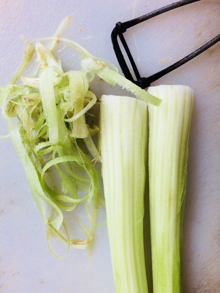 鱿鱼炒芹菜,西芹洗净削去外皮,切掉部分头部