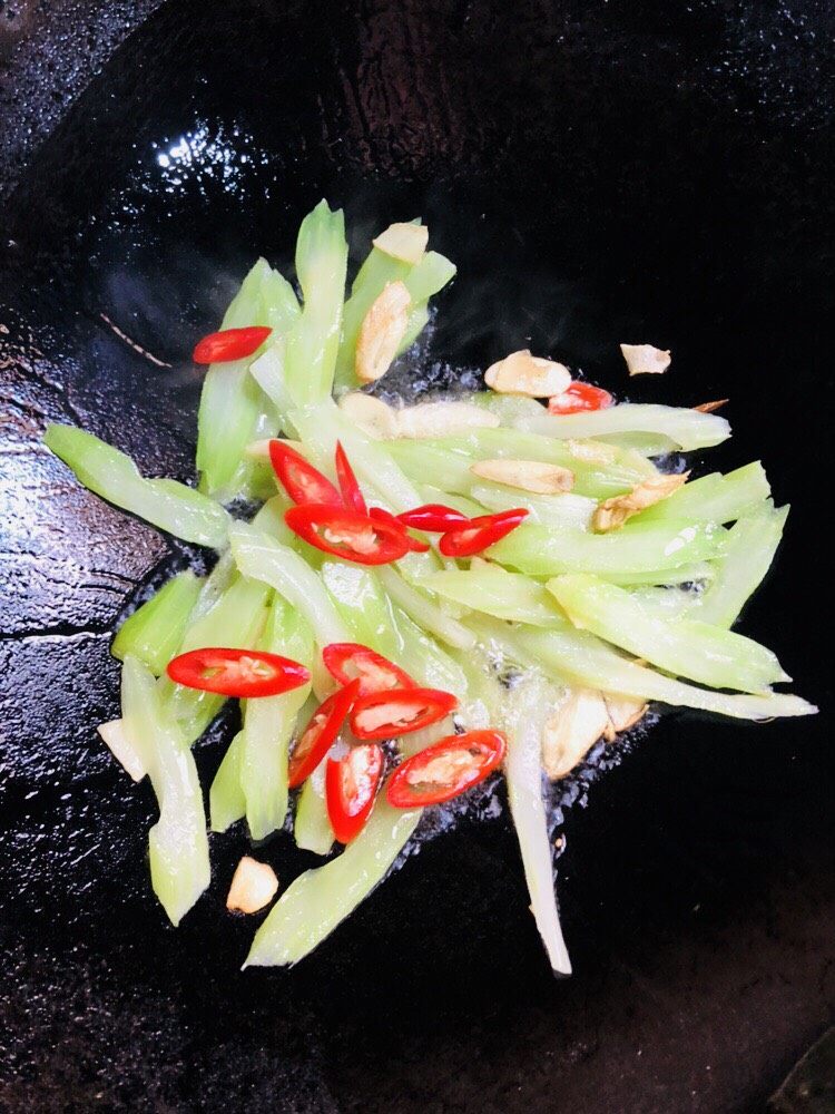 鱿鱼炒芹菜,放入辣椒翻炒均匀