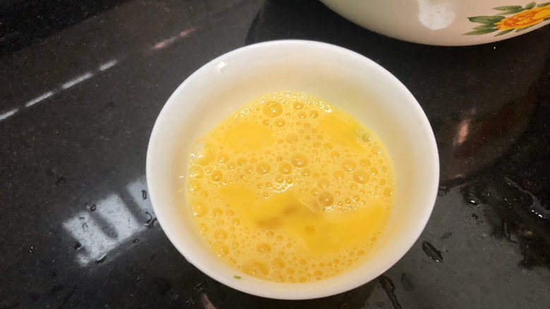 牡蛎豆腐汤,鸡蛋打散成均匀蛋液