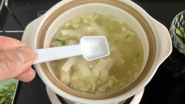 牡蛎豆腐汤,根据个人口味加少许食盐定味,加盖小火炖煮2分钟。蚝肉比较咸,食盐不要加多了。