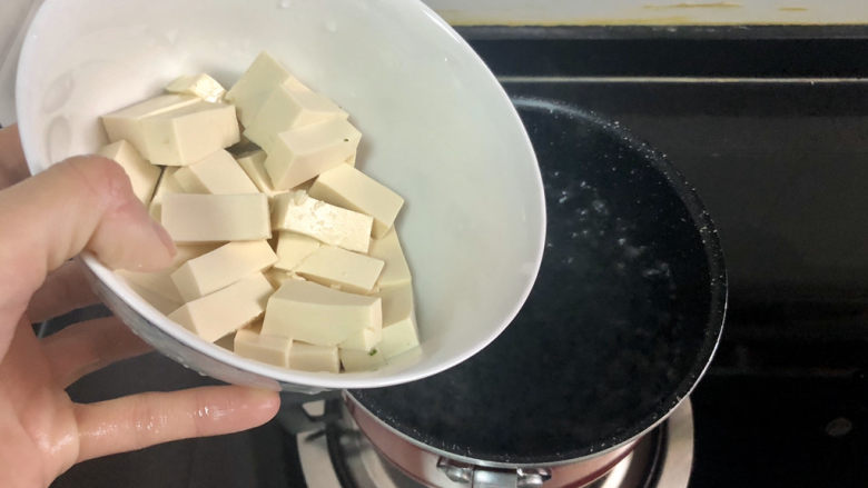 牡蛎豆腐汤,放入豆腐焯水,中小火炖煮一分钟