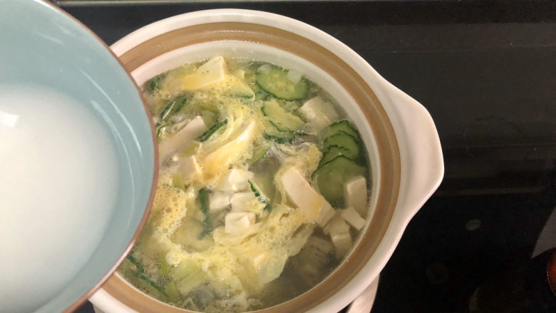 牡蛎豆腐汤,再淋上一汤匙水淀粉,中火煮一分钟